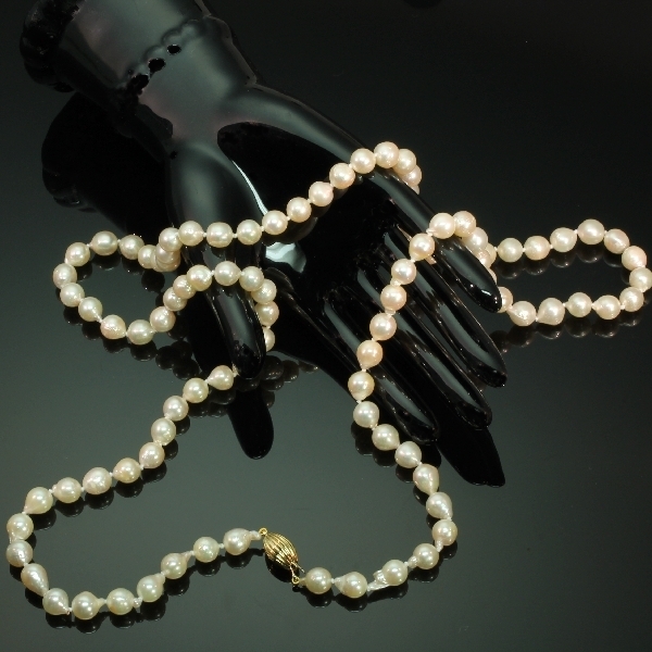 Estate pearl necklace with gold closure